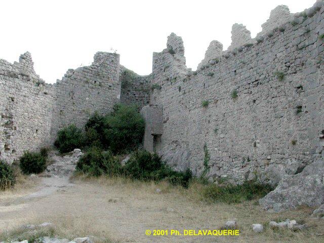 Puilaurens - Poterne Sud Est et Tour apparaillée en pierres à bossage.