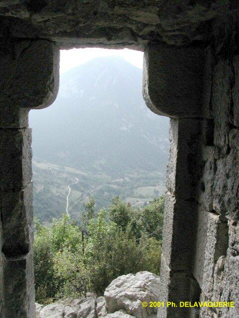 Puilaurens - Vue de la vallée de la Boulzane à travers la porte de la poterne Sud Est.