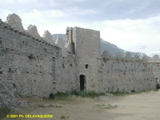 Puilaurens - Enceinte et tour Sud du château.