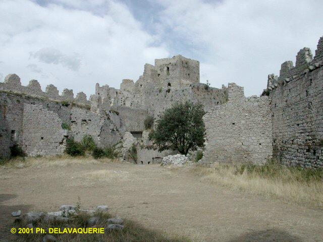 Puilaurens - Le donjon et son enceinte.