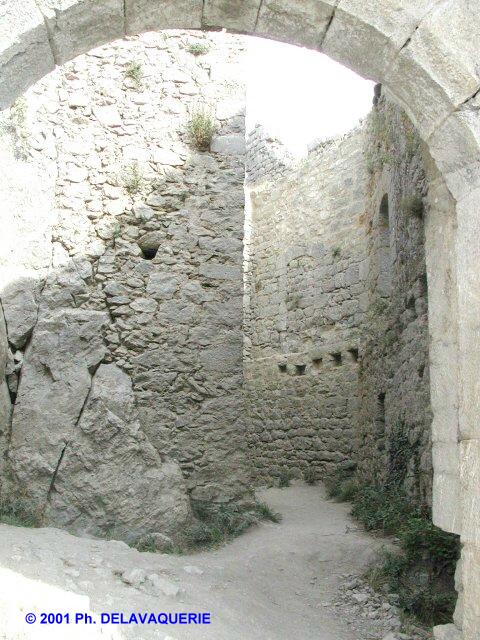 Puilaurens - Donjon : Intérieur de l'enceinte.