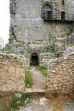 Puivert - Le Donjon : reste de l'habitation et au fond la porte de la salle enterrée du niveau 1 du donjon.