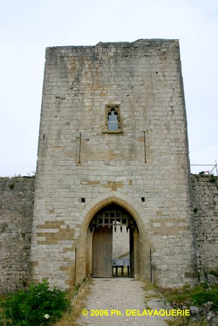 Puivert - Tour-porte d'entrée.