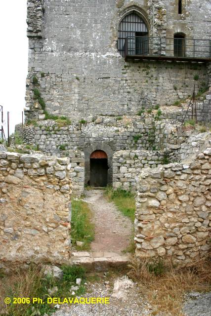 Puivert - Le Donjon : reste de l'habitation et au fond la porte de la salle enterrée du niveau 1 du donjon.