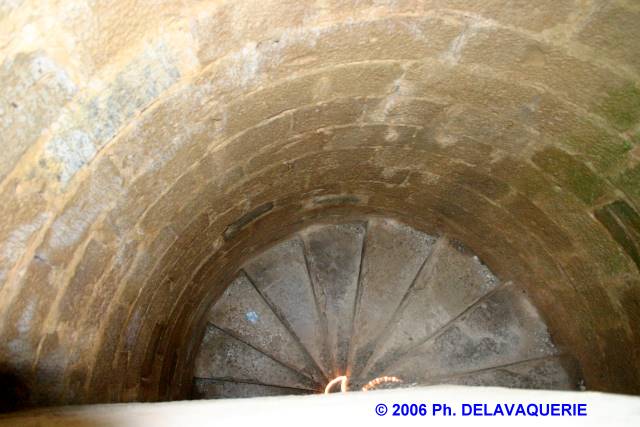Puivert - Le Donjon : Escalier menant à la salle enterrée du niveau 1 du donjon.