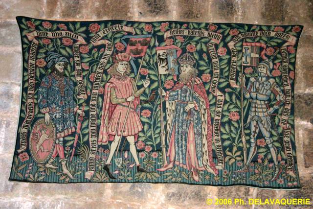 Puivert - Le Donjon : Salle du niveau 2 du donjon : Tapisserie.