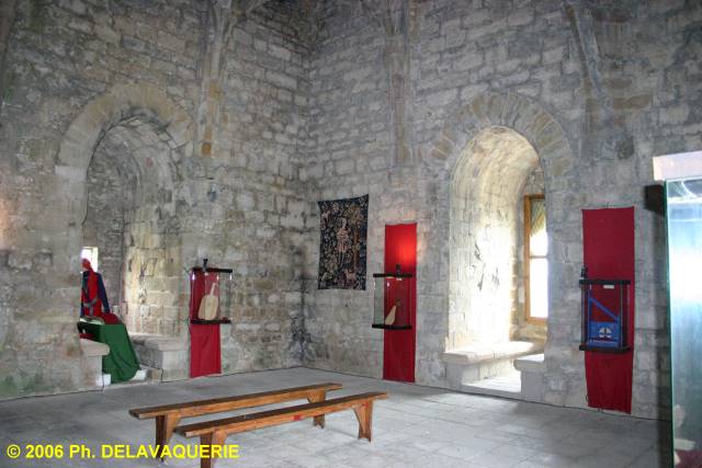 Puivert - Le Donjon : Salle des musiciens (niveau 4) du donjon : Vue d'ensemble. Elle comporte une collection d'instruments de musique médiévaux.