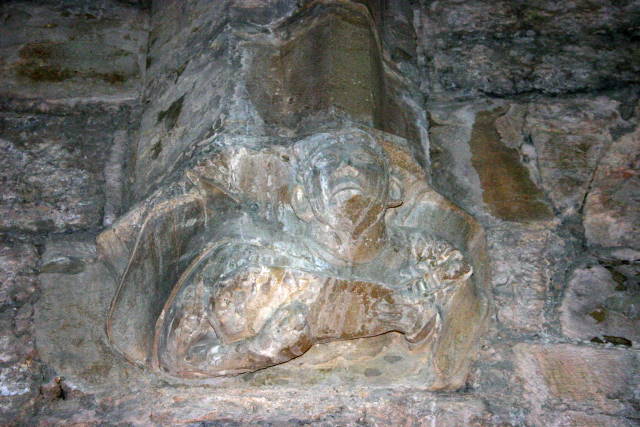 Puivert - Le Donjon : Salle des musiciens (niveau 4) du donjon : Cul de lampe d'un des arches. Ils representent tous un musicien et son instrument.