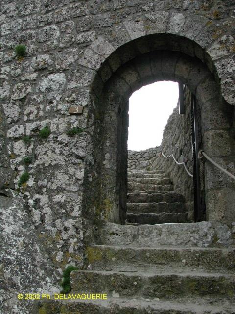 Quéribus - Porte d'entrée protégée par un assomoir