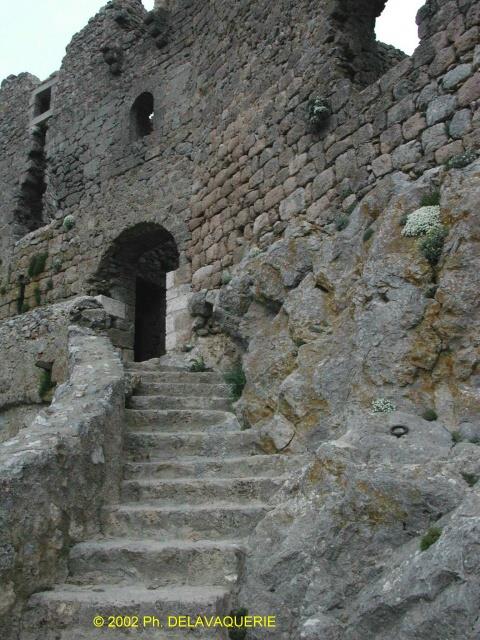 Quéribus - Porte d'entrée surmontée des vestiges d'une bretèche