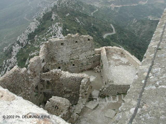 Quéribus - Vue des vestiges des batiments de la terrace du donjon