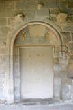 Abbaye de Saint-Hilaire - Le cloître côté nord. Ancienne porte de l'église.