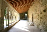 Abbaye de Saint-Hilaire - Le cloître côté ouest. Au fond l'escalier qui mène aux celliers.