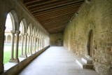 Abbaye de Saint-Hilaire - Le cloître côté sud. Au 1er plan la porte du réfectoire des étrangers et au fond celle du réfectoire des moines.