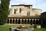 Abbaye de Saint-Hilaire - Le cloître avec l'église.