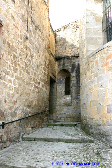 Abbaye de Saint-Hilaire - Extérieur : entrée.