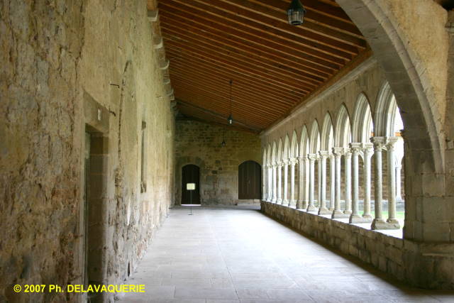Abbaye de Saint-Hilaire - Le cloître côté est.
