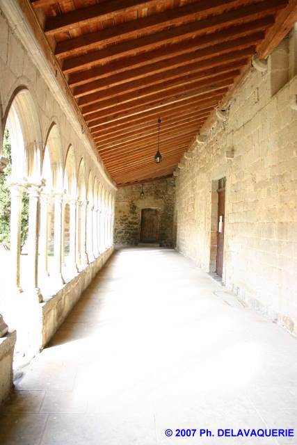 Abbaye de Saint-Hilaire - Le cloître côté nord. Au milieu la porte actuelle de l'église.