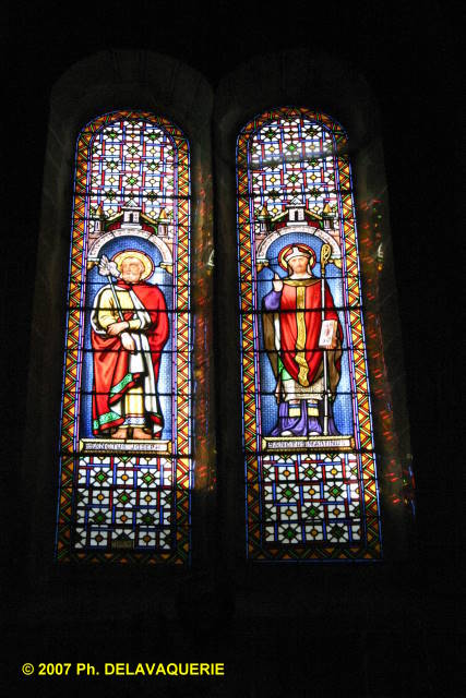 Abbaye de Saint-Hilaire - L'église : Vitrail.