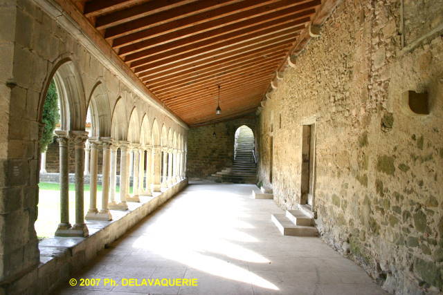 Abbaye de Saint-Hilaire - Le cloître côté ouest. Au fond l'escalier qui mène aux celliers.