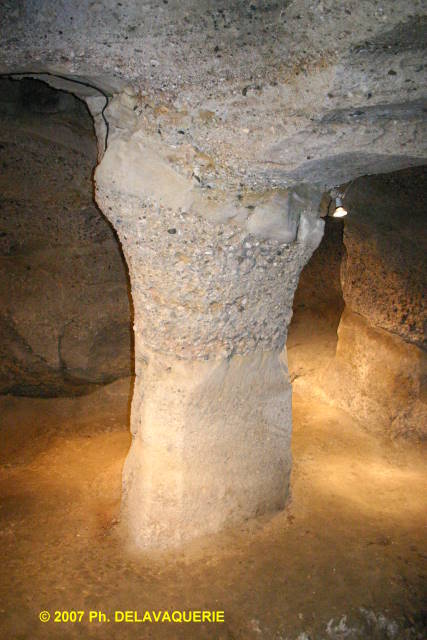 Abbaye de Saint-Hilaire - Celliers : pilier.