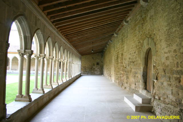 Abbaye de Saint-Hilaire - Le cloître côté sud. Au 1er plan la porte du réfectoire des étrangers et au fond celle du réfectoire des moines.
