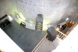 Château de Villerouge Termenès : Passerelle du 2eme étage : vue plongeante sur la salle d'accueil avec l'entrée de la tour donjon et à l'étage du dessous Bernard de Farges.