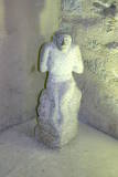 Château de Villerouge Termenès - Salle d'accueil : statue au pied de la tour donjon.