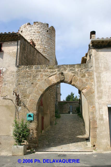 Château de Villerouge Termenès - Porte d'accès au château.