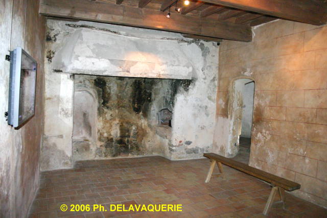 Château de Villerouge Termenès - Salle du rez-de-chaussée contenant une cheminée avec des niches aménagées dedans.