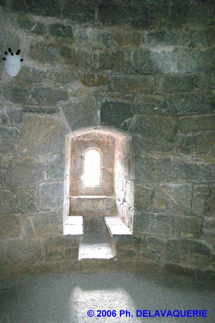 Château de Villerouge Termenès - Tour donjon : sièges en pierre aménagés dans le mur près d'une fenêtre.