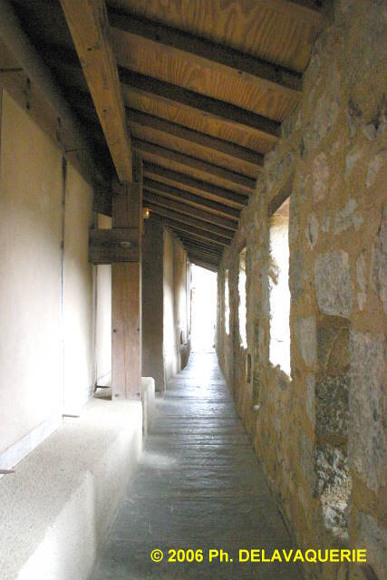 Château de Villerouge Termenès - Remparts : galerie couverte.
