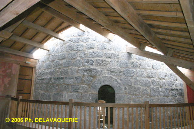 Château de Villerouge Termenès - Tour donjon : vue extèrieure à partir d'une salle du 2eme étage.