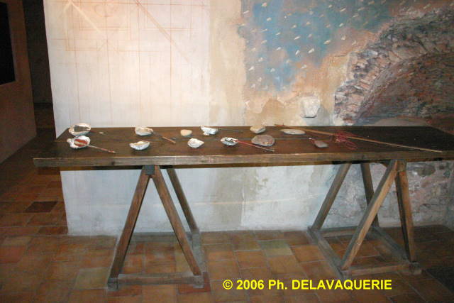 Château de Villerouge Termenès - Salle du 1er étage. Matériel du peintre (ses couleurs).