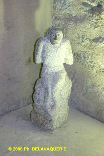 Château de Villerouge Termenès - Salle d'accueil : statue au pied de la tour donjon.