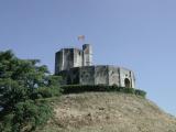 Château de Gisors - La motte : "la chemise" et le donjon (autre angle)