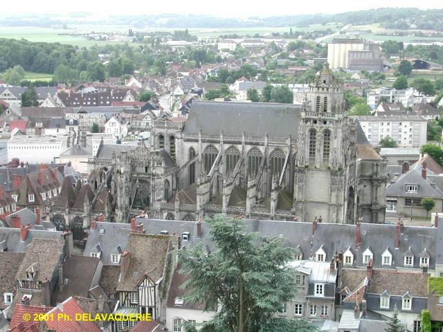 Eglise Saint-Gervais Saint-Protais de Gisors - Extérieur de l'église et une partie de la ville (vue du donjon du chateau).