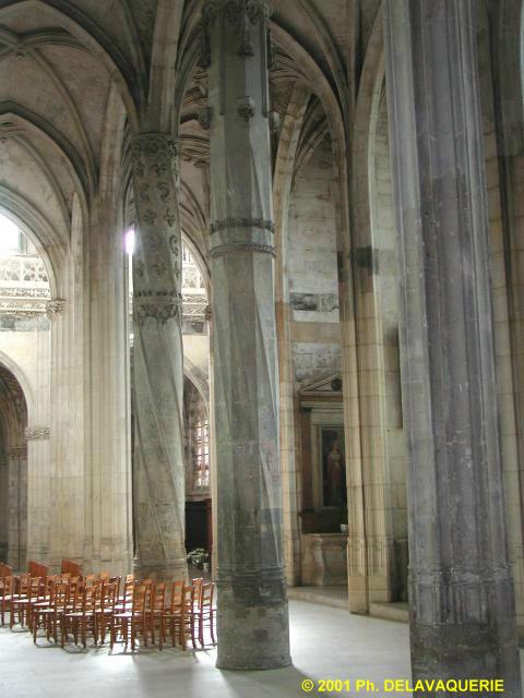 Eglise Saint-Gervais Saint-Protais de Gisors - Intérieur de l'église. Piliers.