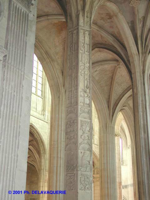 Eglise Saint-Gervais Saint-Protais de Gisors - Intérieur de l'église. Piliers.