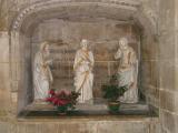 Eglise Saint-Gervais Saint-Protais de Gisors - Deux saintes femmes et Saint Jean l'Evangéliste, trois statues faisant partie d'un groupe de mise au tombeau, pierre, début du XVIe siècle.