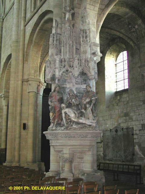 Eglise Saint-Etienne de Beauvais - Pieta du XVIe siècle. Cet ensemble, en pierre polychromée, comprend 5 personnages : la vierge qui tient le corps du christ sur ses genoux, l'apôtre saint Jean et saint Etienne présentant le chanoine donateur