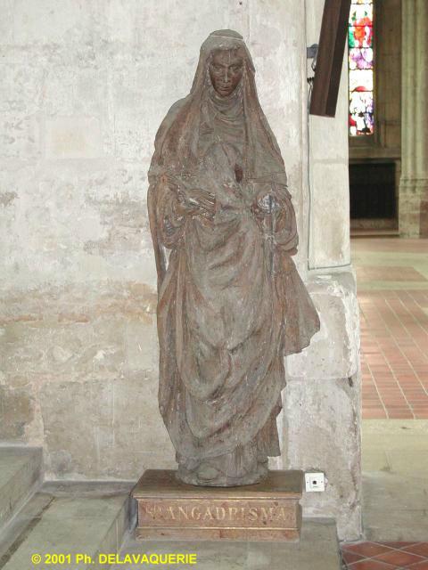 Eglise Saint-Etienne de Beauvais - Sainte Angadrême. Statue en bois du XVIe siècle par Philippe Le Sueur