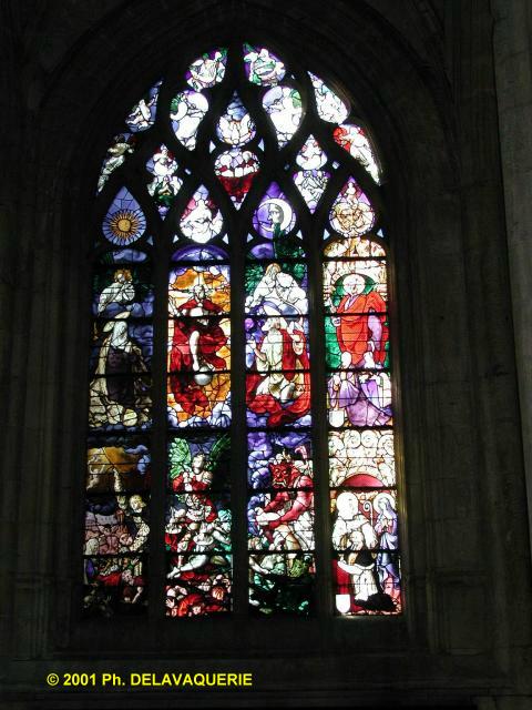 Eglise Saint-Etienne de Beauvais - Déambulatoire : vitrail du "Jugement dernier"