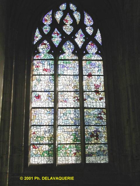 Eglise Saint-Etienne de Beauvais - Chapelle Saint-Claude : le vitrail original a été remplacé par des "grisailles" colorées de Madame Weiss