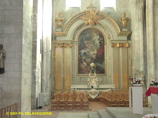 Eglise Saint-Etienne de Beauvais - Intérieur du bras Nord du transept. Le tableau du retable provient de l'ancienne église Saint-Michel. Peint par Delobel en 1732, il représente "Jésus recevant les adorations de l'Univers"