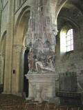 Eglise Saint-Etienne de Beauvais - Pieta du XVIe siècle. Cet ensemble, en pierre polychromée, comprend 5 personnages : la vierge qui tient le corps du christ sur ses genoux, l'apôtre saint Jean et saint Etienne présentant le chanoine donateur