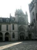 Château de Pierrefonds - Cours d'honneur : La chappelle. Sur le côté droit on aperçoit l'entrée de la "cours des provisions"