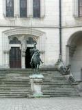 Château de Pierrefonds - Cours d'honneur : Statues de Louis 1er d'Orléans.