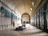 Château de Pierrefonds - Salle des Preux. Les deux banquettes circulaires constituent son unique mobilier.