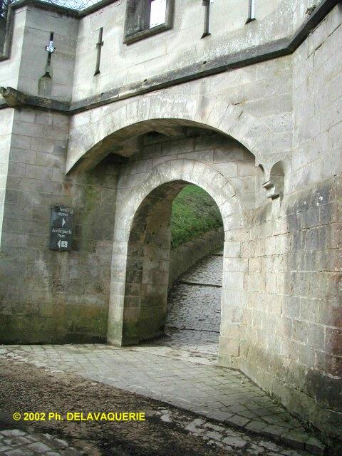 Château de Pierrefonds - Accès direct. Si on va tout droit on passe par le parc.